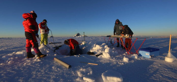 Ein Forscherteam beim Entnehmen von Eisbohrkernen an der fast 3500 Meter hohen Weißseespitze in Tirol.
