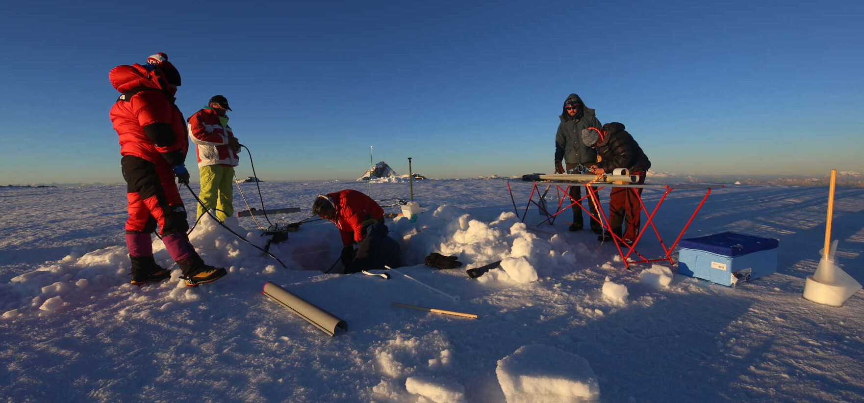Ein Forscherteam beim Entnehmen von Eisbohrkernen an der fast 3500 Meter hohen Weißseespitze in Tirol.