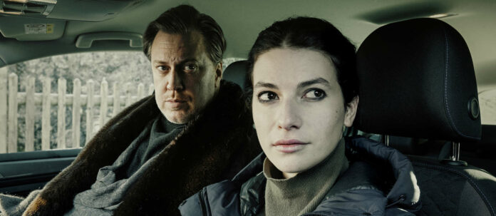 Gedeon Winter (Nicholas Ofczarek) lässt sich von Yela Antic (Franziska von Harsdorf) überzeugen, als Berater bei ihrem Fall mitzuarbeiten.