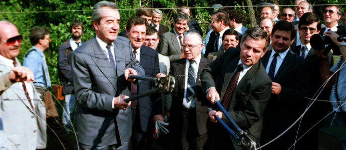 Juni 1989: Die Außenminister Alois Mock und Gyula Horn durchschneiden bei Sopron den Eisernen Vorhang — zum Missfallen eines KGB-Agenten in Ostberlin: Wladimir Putin, der als russischer Präsident nun das Rad der Geschichte zurückzudrehen versucht.