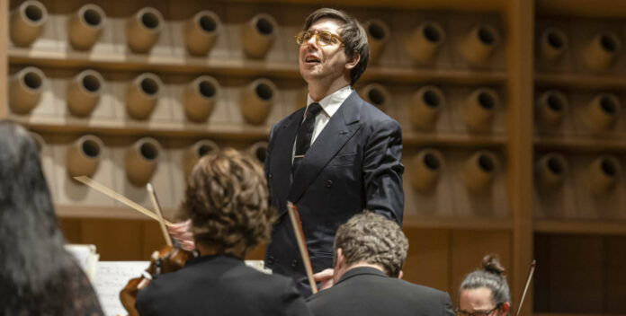 Chef Adrien Perruchon dirigierte sein großartiges Orchester unspektakulär, aber effizient.