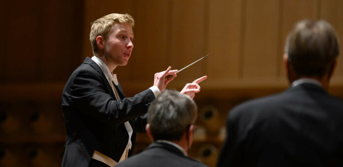„Jungstar“ Patrick Hahn am Pult des Bruckner Orchesters