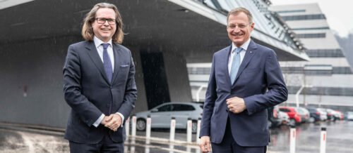 Bei seinem Oberösterreichbesuch am Dienstag haben Bildungsminister Martin Polaschek und Landeshauptmann Thomas Stelzer (beide ÖVP) auch den Science Park der JKU inspiziert, dort sollen provisorisch Teile der neuen TU untergebracht werden. Übrigens wurde am Samstag Polaschek positiv auf das Coronavirus getestet, er ist drei Mal geimpft, hat keine Symptome und arbeitet in den kommenden Tagen im Homeoffice, teilte seine Sprecherin mit.