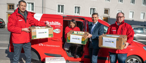 LR Wolfgang Hattmannsdorfer mit Volkshilfe-Gf Jasmine Chansri und Mitarbeitern im Linzer Spendenlager, von wo aus die Aktion koordiniert wird. Für das Sortieren werden noch Freiwillige gesucht.