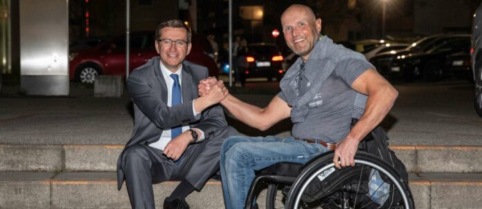Sport-Landesrat Markus Achleitner (l.) freut sich, dass Walter Ablinger weiter Tempo im und für den Behindertensport macht.