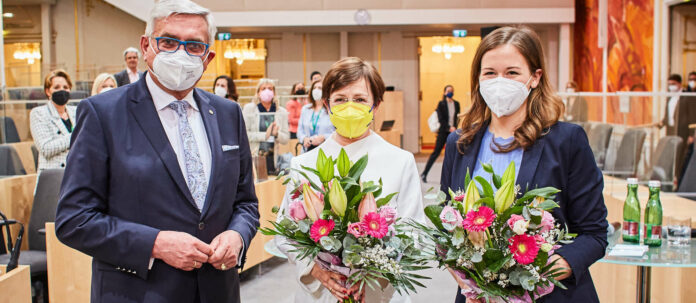 Erste Bundestagung für Bürgermeisterinnen in der Wiener Hofburg: Gemeindebund-Präsident Alfred Riedl begrüßte Schirmherrin Doris Schmidauer und StS Claudia Plakolm (r.) mit Blumen.