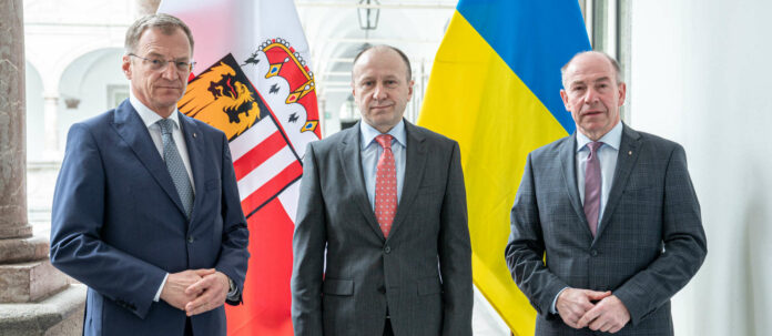 Landeshauptmann Thomas Stelzer mit dem ukrainischen Botschafter in Österreich, Vasyl Khymynets und Landtagspräsident Max Hiegelsberger