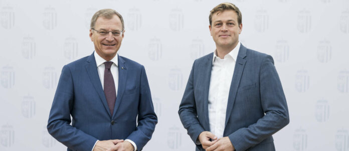 LH Thomas Stelzer (l.) und LR Stefan Kaineder wollen jetzt die letzten Lücken im Hochwasserschutz entlang der Donau schließen.