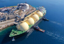 LNG-Tanker beim Andocken an einen Terminal: Weltweit gibt es zu wenig Schiffe, um Europa mit Flüssiggas zu versorgen.