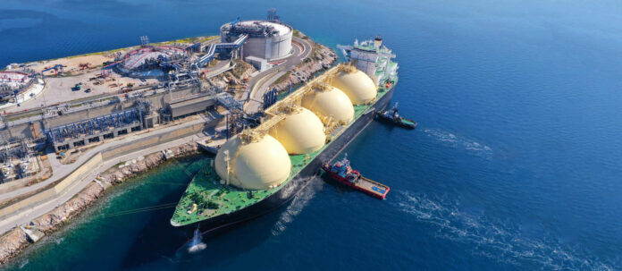 LNG-Tanker beim Andocken an einen Terminal: Weltweit gibt es zu wenig Schiffe, um Europa mit Flüssiggas zu versorgen.