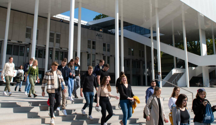 Learning Center mit Studierenden in Linz.