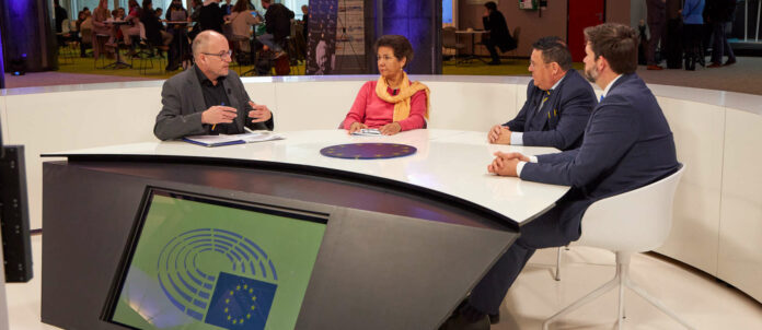Politischer Islam ist keine Religion: Diskussion im EU-Parlament mit Abg. Mandl, Journalistenpräsident Schneider, Menschenrechtlerin Keller-Messahli und Volksblatt-Mitarbeiter Maurer (von rechts).