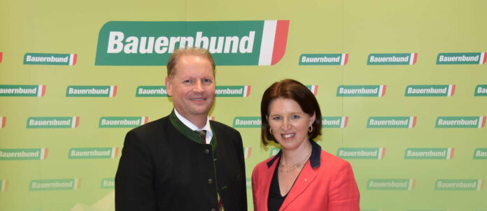 Bauernbunddirektor Wallner und Landesobfrau Langer-Weninger betonen die Bedeutung der Landwirtschaft in Krisenzeiten