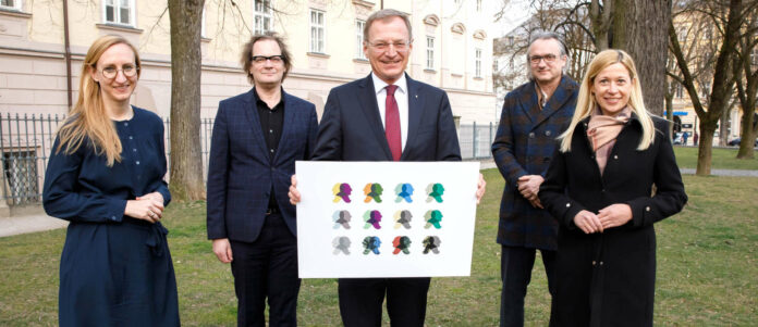 Landeshauptmann Thomas Stelzer präsentiert das neue, einheitliche Logo.