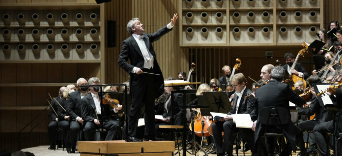Leidenschaftlich und emphatisch führt Markus Poschner das Bruckner Orchester.