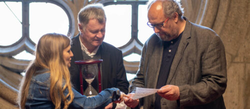 Poxrucker-Sister Stefanie Stockinger, Bischof Manfred Scheuer und Kabarettist Günther Lainer grübeln über der Aufgabe.