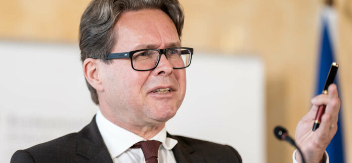 Bildungsminister Martin Polaschek (ÖVP) präsentierte gestern nicht nur den „Monat des Schulsports“, sondern auch eine neue Frisur. Seine Begründung für den Haarschnitt: „Der Sommer kommt.“ Der „Krone“ erklärte Polaschek, dass er schon früher gegangen wäre: „Bisher kam mir immer ein Lockdown in den Weg und meiner Frau gefiel es auch so.“ Laut dem Boulevardblatt dauerte der Besuch ganze 45 Minuten, sein erster seit Beginn der Pandemie im Jahr 2020.