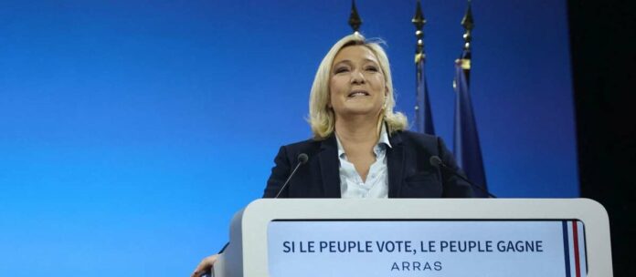 Marine Le Pen (links) will den erneuten Einzug von Emmanuel Macron in den Elysee-Palast verhindern. Dieser gab sich die letzten Tage ungewohnt volksnah.