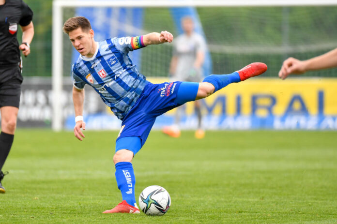 Blau-Weiß-Kapitän Brandner machte gute Figur: Er führte sein Team zum 3:0 gegen Innsbruck und setzte selbst mit einem verwandelten Elfmeter den Schlusspunkt.