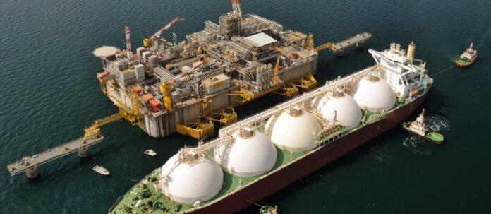 Ein Schiff wird in Qatar mit Flüssiggas befüllt. Das Emirat hat die drittgrößten Gasreserven der Welt.