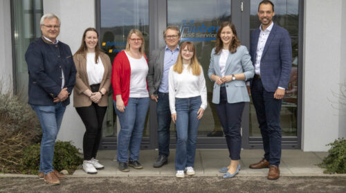 v.r.: Klaus Lindinger, StS Claudia Plakolm, Lilli Huber mit ihren Eltern Alexander und Ingrid sowie Freundin Sophie Gessl und Lambachs Bürgermeister Johannes Moser (ÖVP).