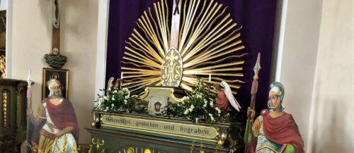 In der Pfarrkirche Schardenberg können sich die Gläubigen beim historischen Ostergrab auf die Karfreitagsliturgie einstimmen.