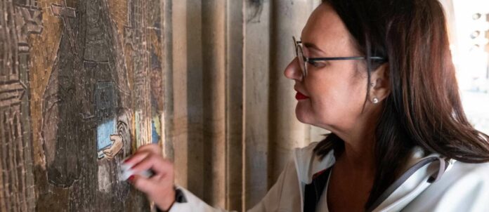 Hinter dem Schmutz der 130 Jahre alten Mosaike legt Restauratorin Susanne Beseler deren einstigen Glanz frei.