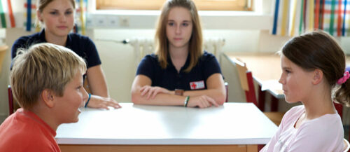 Neun- bis 14-Jährige lernen, wie sie fit für das soziale Leben werden. Kl. Foto (v. l.): Sonja Schuch (GIVE), Werner Schlögelhofer (OÖJRK)), LH-Stv. Haberlander und OÖRK-Präsident Aichinger