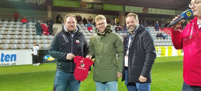 Michael Halbartschlager (M.) bekam von Sportchef Jürgen Tröscher (l.) und Vize-Präsident Michael Obermair ein kleines Geschenk für seinen Nachwuchs überreicht.