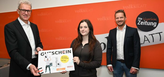 v.l.: Klaus Dorninger, Geschäftsführer der Energie AG Oberösterreich Vertrieb GmbH, Gewinnerin Isabella Roithmayr und VOLKSBLATT-Anzeigenleiter Jürgen Leppen.