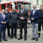 Kanzler Karl Nehammer, Minister Johannes Rauch und KO August Wöginger mit Florianis.