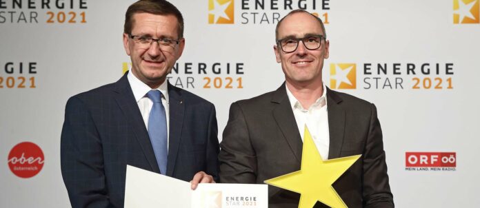 Bei der Preisverleihung: Wirtschafts- und Energielandesrat Markus Achleitner mit Steffen Bernauer, Fa. BG Graspointner.