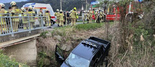 TIROL: ALKOLENKER STRZTE IN BACHBETT