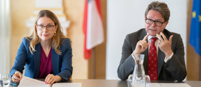 Wirtschaftsministerin Margarete Schramböck und Bildungsminister Martin Polaschek (beide ÖVP) beim Hintergrundgespräch zu Digitalen Unis.