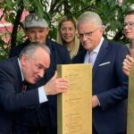 V. l.: Charlotte Herman (Präsidentin der Israelitischen Kultusgemeinde Linz), Mordechai Rodgold (Botschafter Israel), Künstler Andreas Strauss, Doris Lang-Mayerhofer (Kultur-Stadträtin/ÖVP), Bgm. Klaus Luger (SPÖ), Eva Schobesberger (Stadträtin/Grüne) sowie ein Lehrling (Ausbildungszentrum der voestalpine)