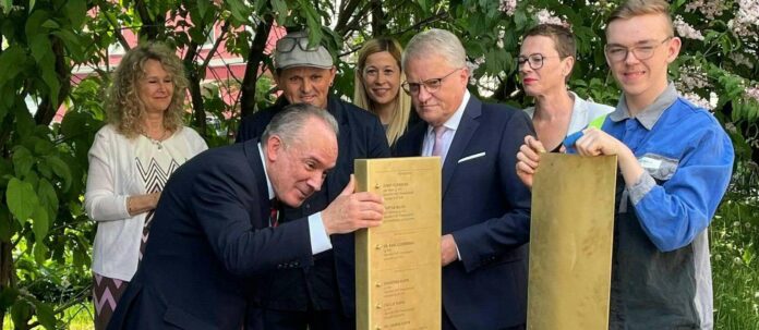 V. l.: Charlotte Herman (Präsidentin der Israelitischen Kultusgemeinde Linz), Mordechai Rodgold (Botschafter Israel), Künstler Andreas Strauss, Doris Lang-Mayerhofer (Kultur-Stadträtin/ÖVP), Bgm. Klaus Luger (SPÖ), Eva Schobesberger (Stadträtin/Grüne) sowie ein Lehrling (Ausbildungszentrum der voestalpine)