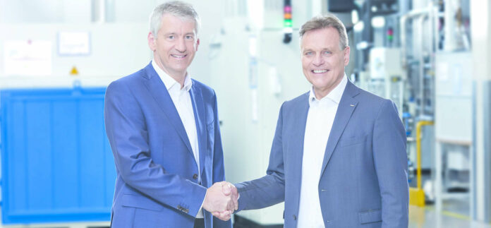 Robert Zeillinger (l.) löst Franz Hammelmüller am 1. Juli an der Spitze des 1200-Mitarbeiter Unternehmens SKF Österreich AG ab.