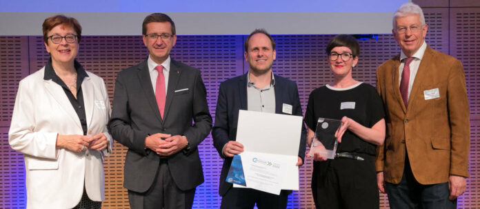 Theresia Vogel (Klima- und Energiefonds), Achleitner, Henriette Spyra (BMK) und Klaus Pseiner (FFG) übergaben einen der MIA-Awards an ecop-Geschäftsführer Bernhard Adler.