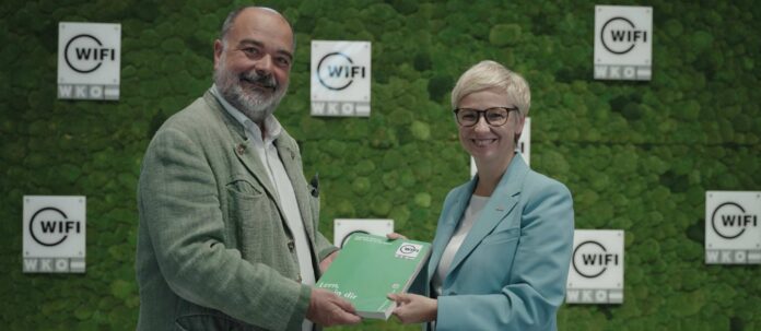 WIFI-Kurator Georg Spiegelfeld und WKOÖ-Präsidentin Doris Hummer mit dem neuen Kursbuch