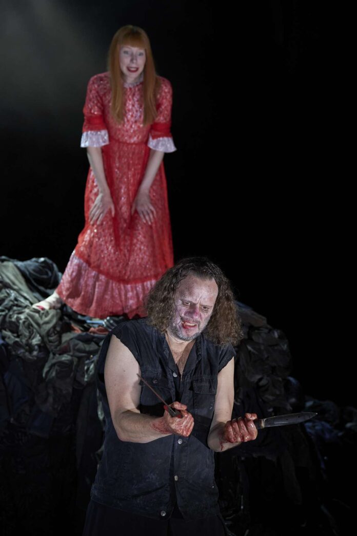 Waten im Blut: Lady Macbeth (Theresa Palfi) und ihr machtbesessener Mann (Alexander Hetterle)