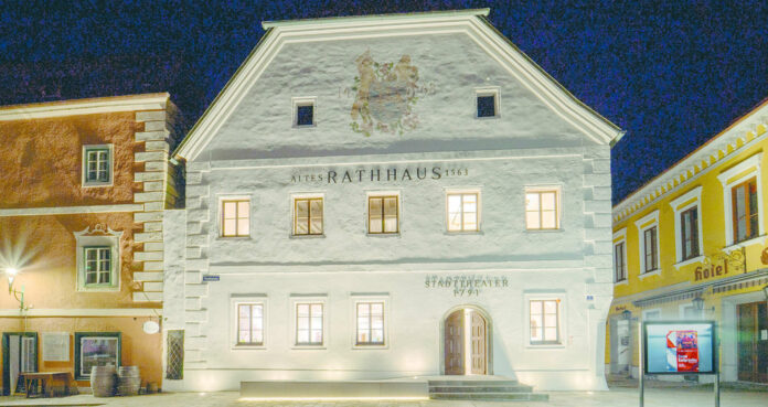 Erstrahlt innen und außen in neuem Glanz: das Stadttheater im Gebäude des Alten Rathauses in Grein.