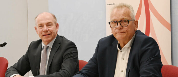 LT-Präsident Max HIegelsberger und IWS-GF Gottfried Kneifel (r.) wollen mit dem Grünbuch zum Demokratieforum eine Diskussionsgrundlage schaffen.