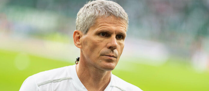 Alexander Schlager attestierte Neo-Coach Dietmar Kühbauer (l.u.), einen guten Draht zur Mannschaft gefunden zu haben.