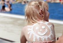 Schon kleine Kinder sollten lernen, wie man sich vor zu viel Sonneneinstrahlung schützt.