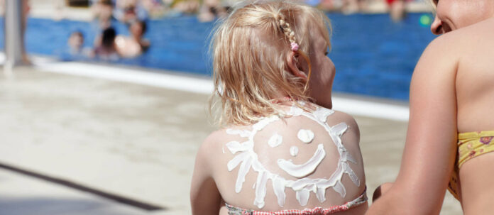 Schon kleine Kinder sollten lernen, wie man sich vor zu viel Sonneneinstrahlung schützt.