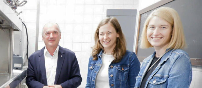 Am „Tag der Arbeit“ besuchten OÖAAB-Obfrau LH-Stv. Christine Haberlander und Jugendstaatssekretärin Claudia Plakolm unter anderem die Küche des Hotels Lebensquell in Bad Zell.