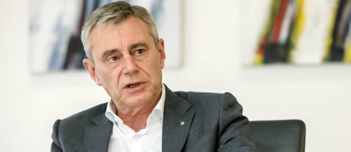 RLB OÖ-Generaldirektor Heinrich Schaller: „Firmenkunden mit hoher Kompetenz und Know-How begleitet“