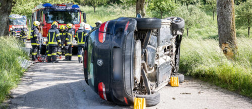 Auto gegen Baum geprallt - Lenkerin konnte sich selbst befre