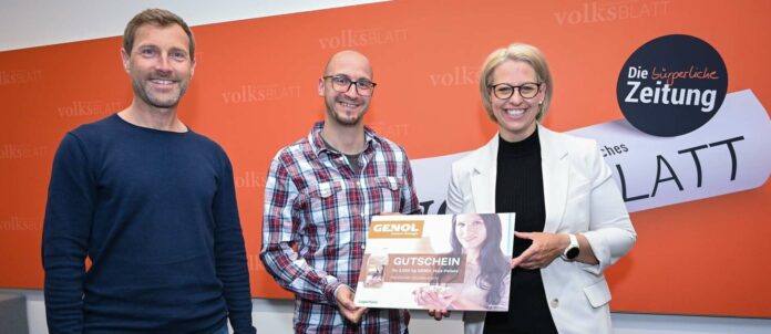 v.l.: VOLKSBLATT-Marketing-Mann Karl Blasl, Gewinner Dominik Hemetzberger und Marketing-Managerin Ingrid Wick-Felinger (Genol)