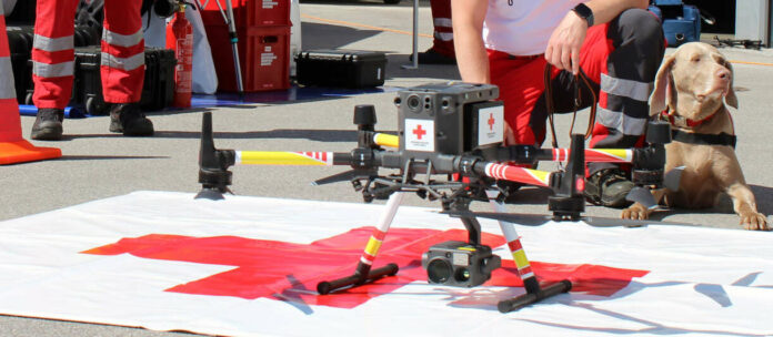 Fliegende Helfer für das Rote Kreuz: Bei jedem Einsatz der Suchhundestaffel wird auch das Drohnenteam mitalarmiert.